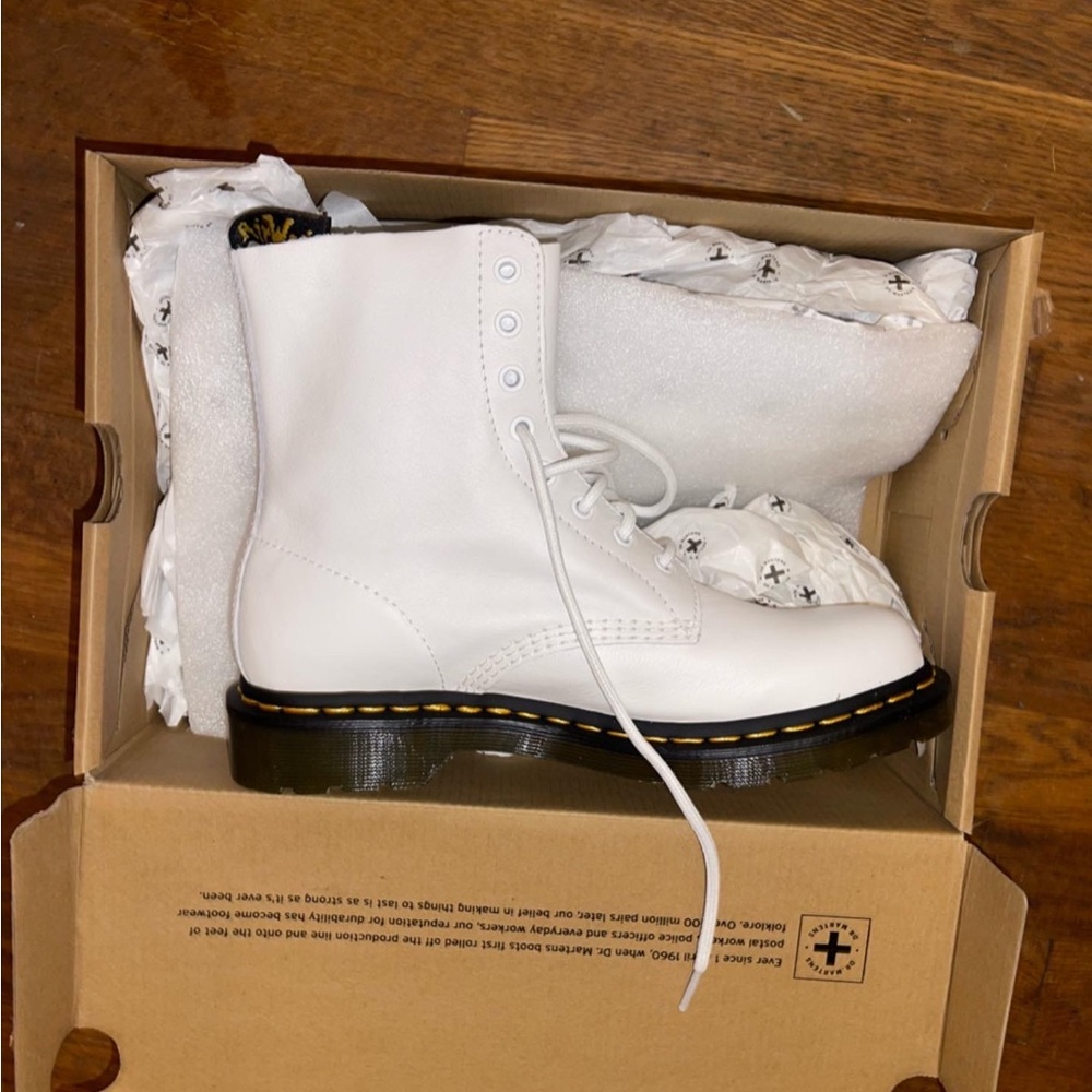 Doc marten 1460 pascal in optical white, US women 9.